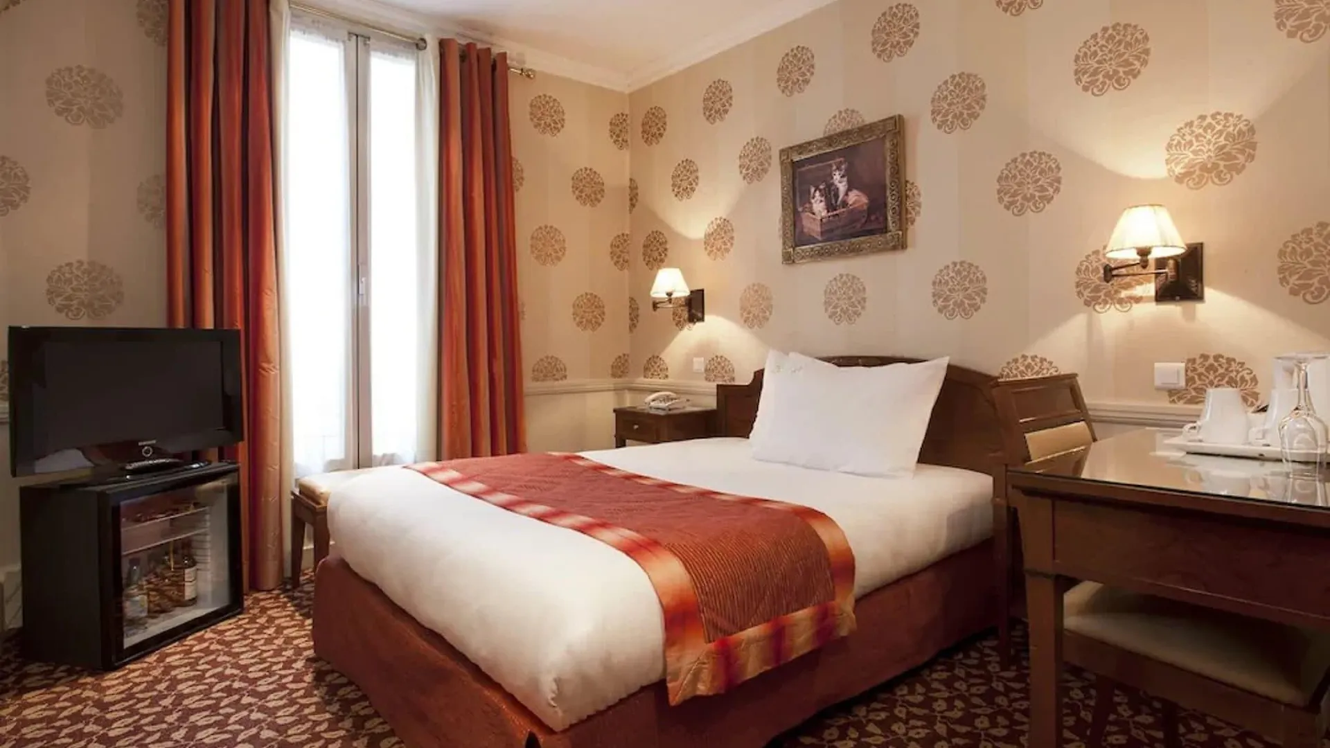 ****  Belfast Hotel Paris France