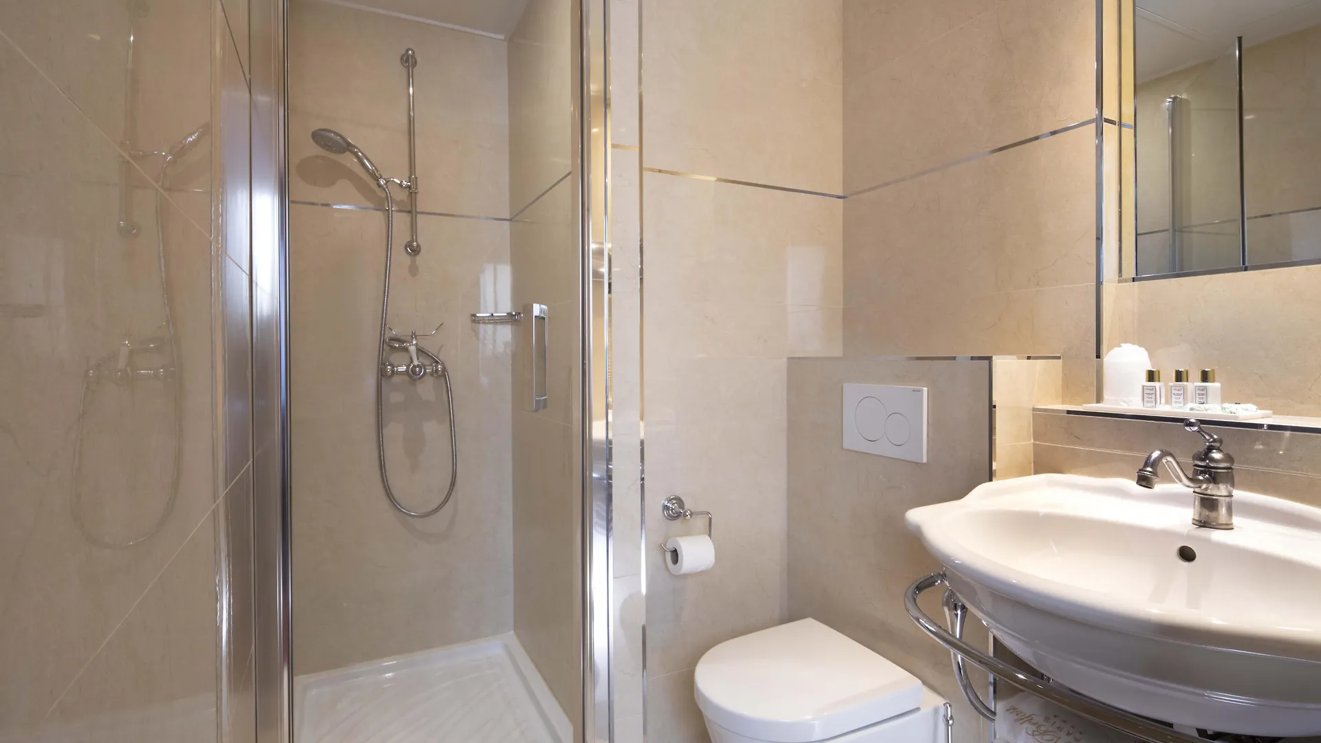 ****  Belfast Hotel Paris France