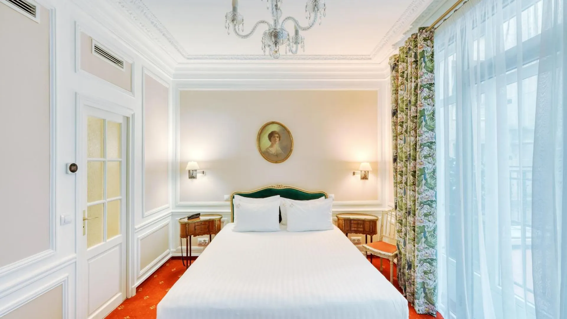 ****  Belfast Hotel Paris France