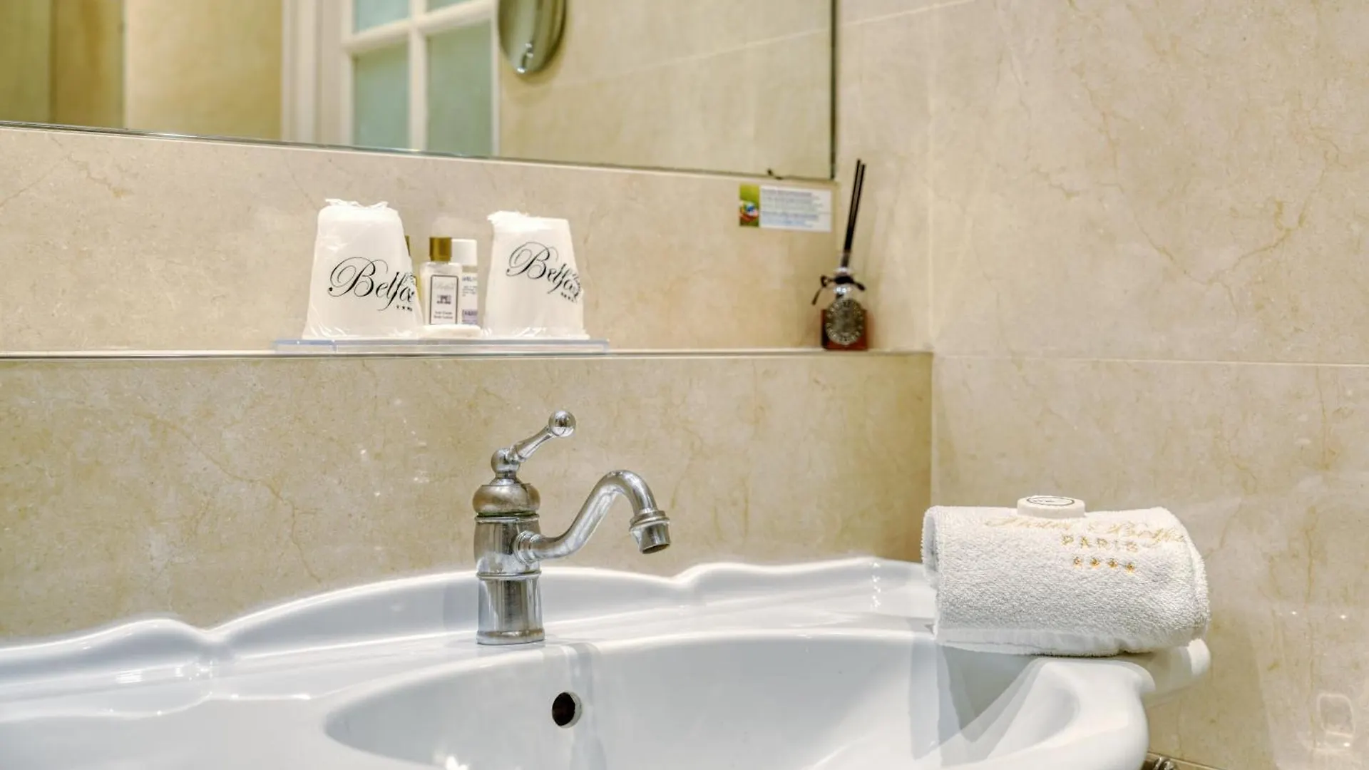 Belfast Hotell Paris 4*,