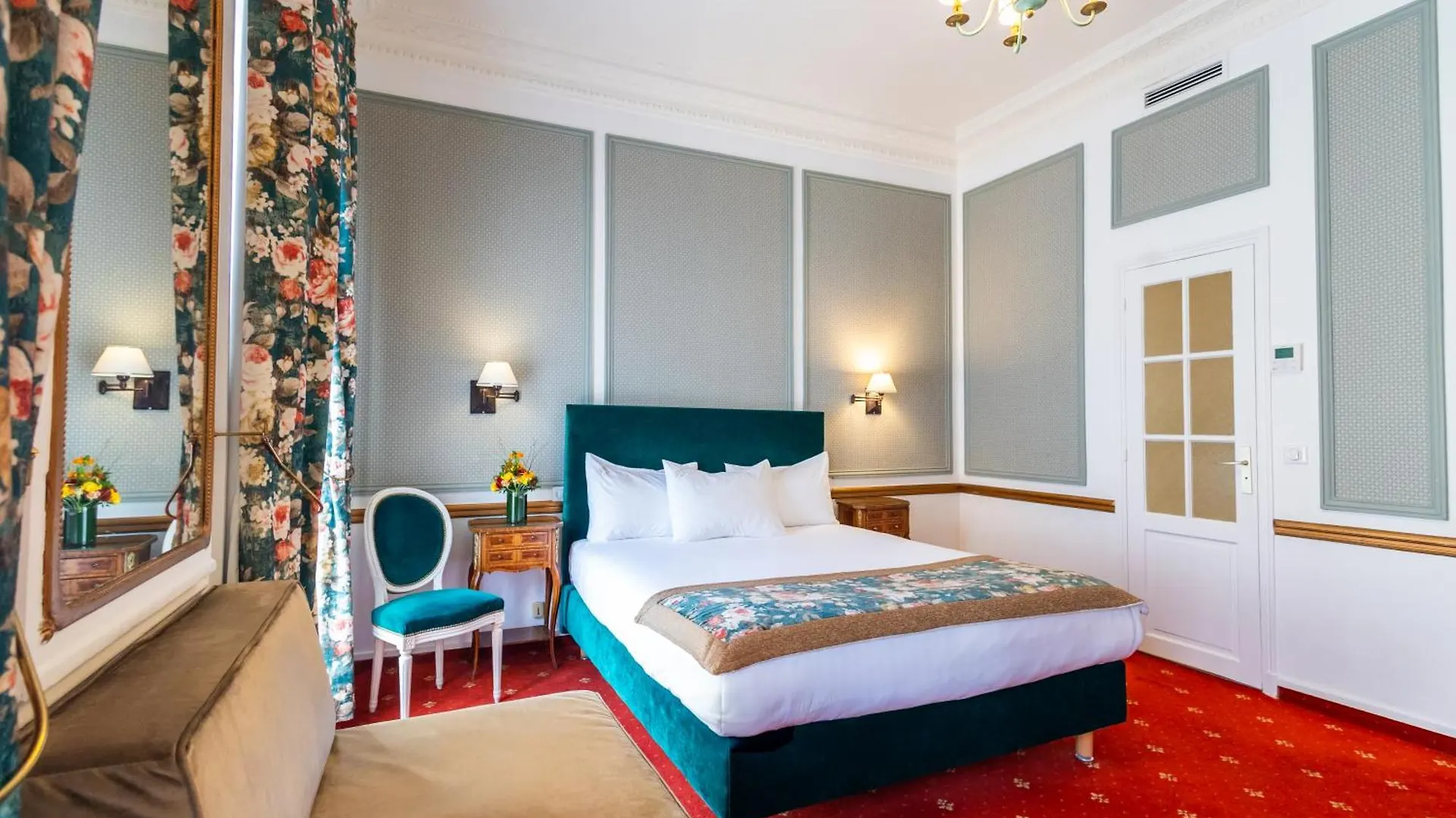 ****  Belfast Hotel Paris France